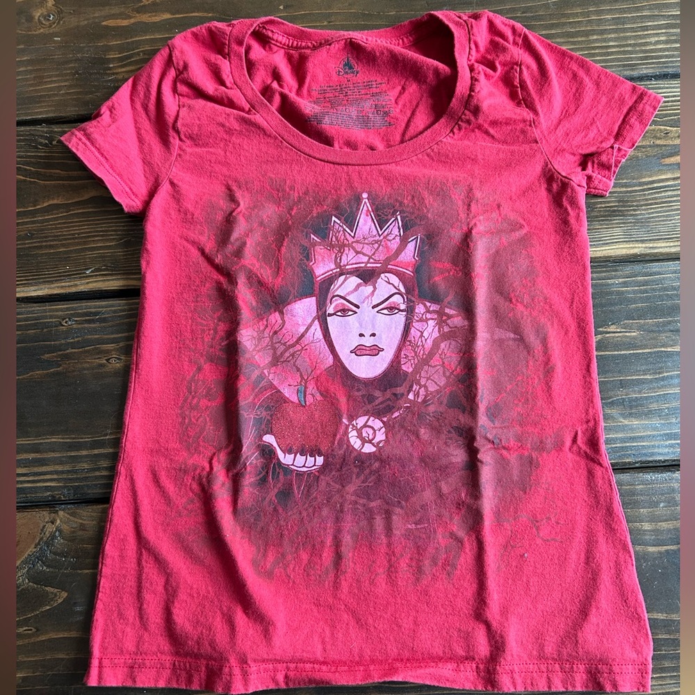 Red Disney Evil Queen t-shirt women’s size M - rare. Apple is glittery!